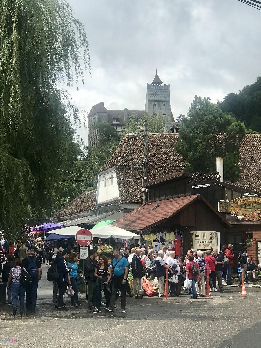 turystów mnóstwo w Branie