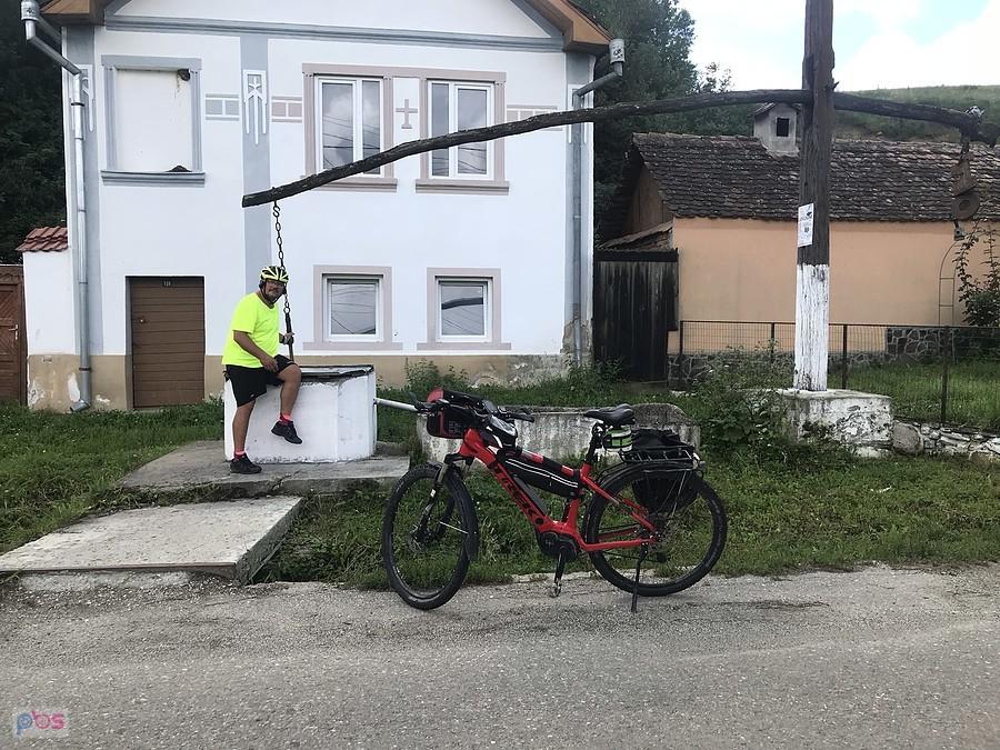 na brzegu studni z żurawiem