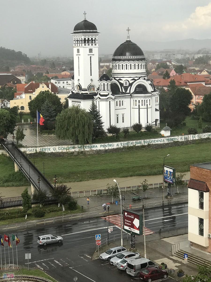 JEST NA CZYM OKO ZAWIESIĆ