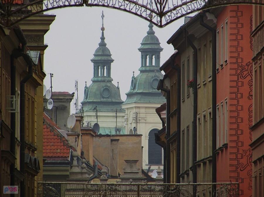 Widok z Piwnej na wieże kościoła św. Ducha