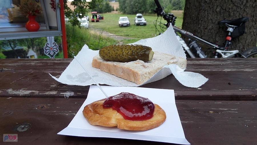 Chleb ze smalcem i serek z żurawiną na słodko