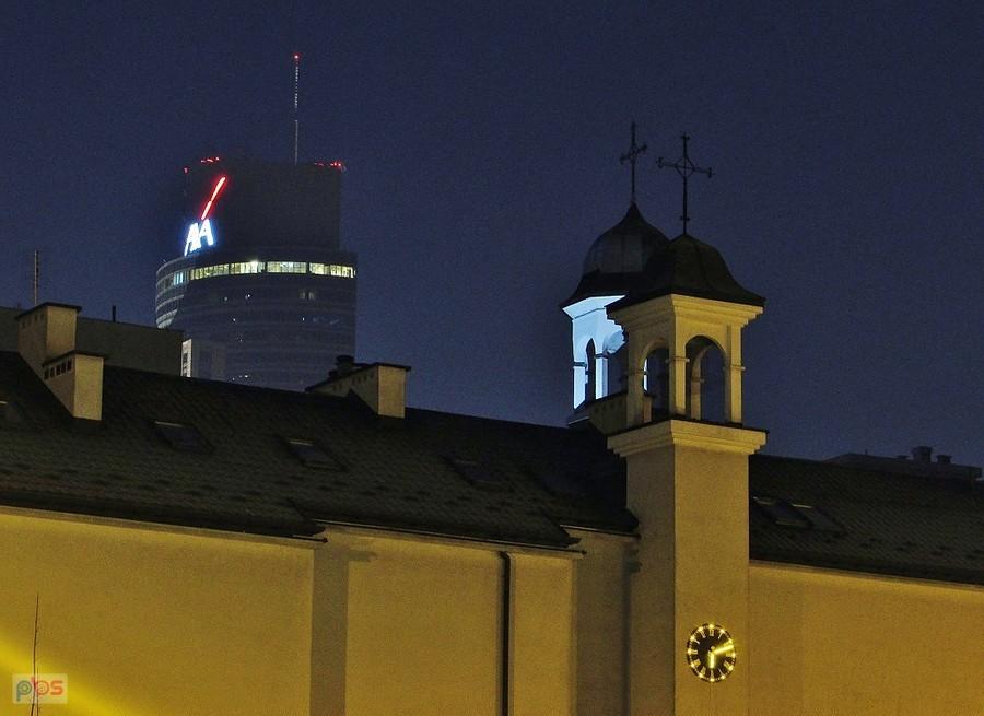 Z Żytniej widok na trzy wieże o mroźnym poranku