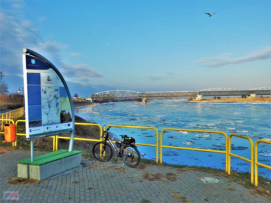 Okolice Tczewa - dzisiaj pierwszy przymrozek. Wisła i pierwsze kry.