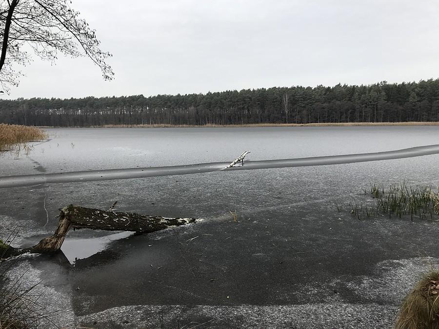 Jezioro Białe skute lodem