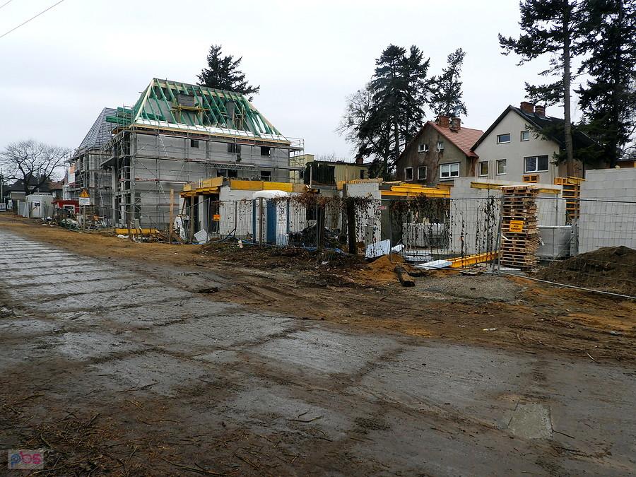 Trwa budowa domów vis a vis stacji Łękno.