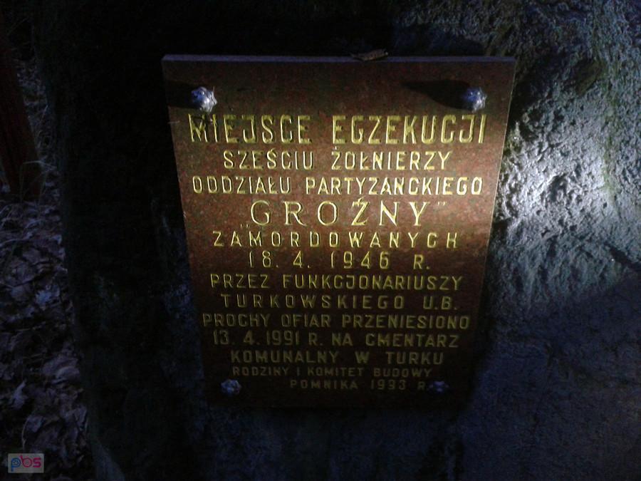 Tablica na obellisku