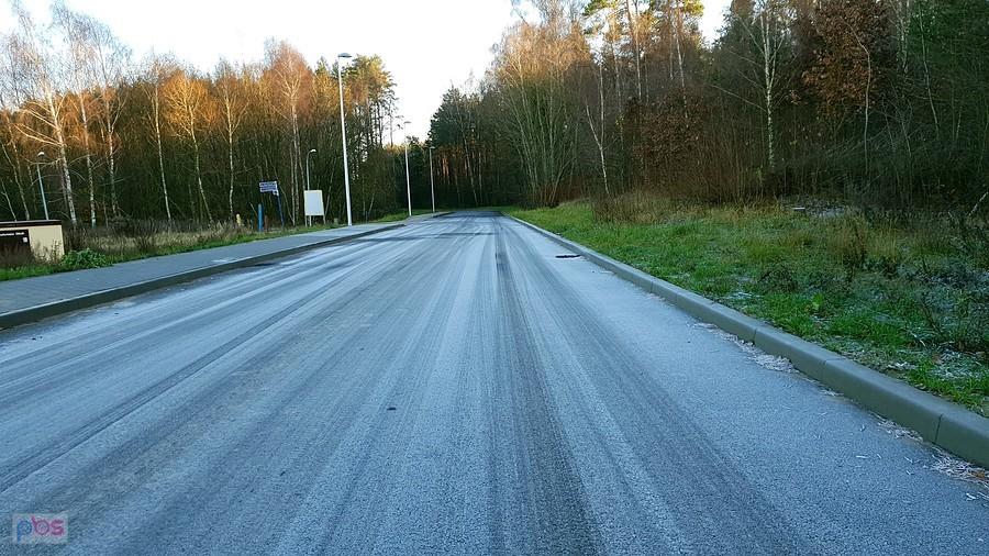Oblodzony odcinek drogi do Jęczydołu