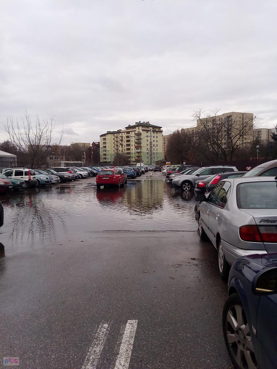 Zalany parking przy Obrońców Tobruku