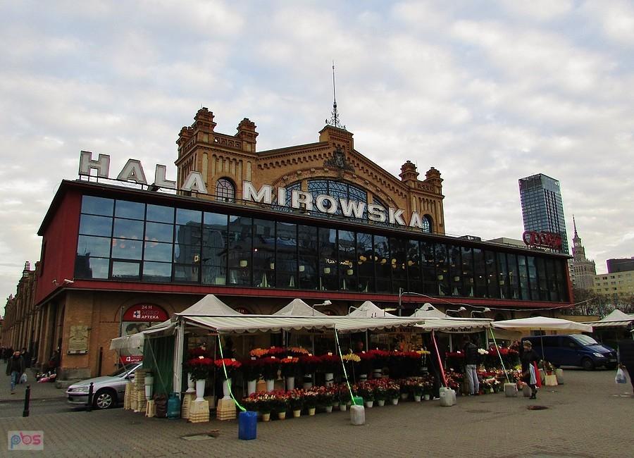Przed Halą Mirowską
