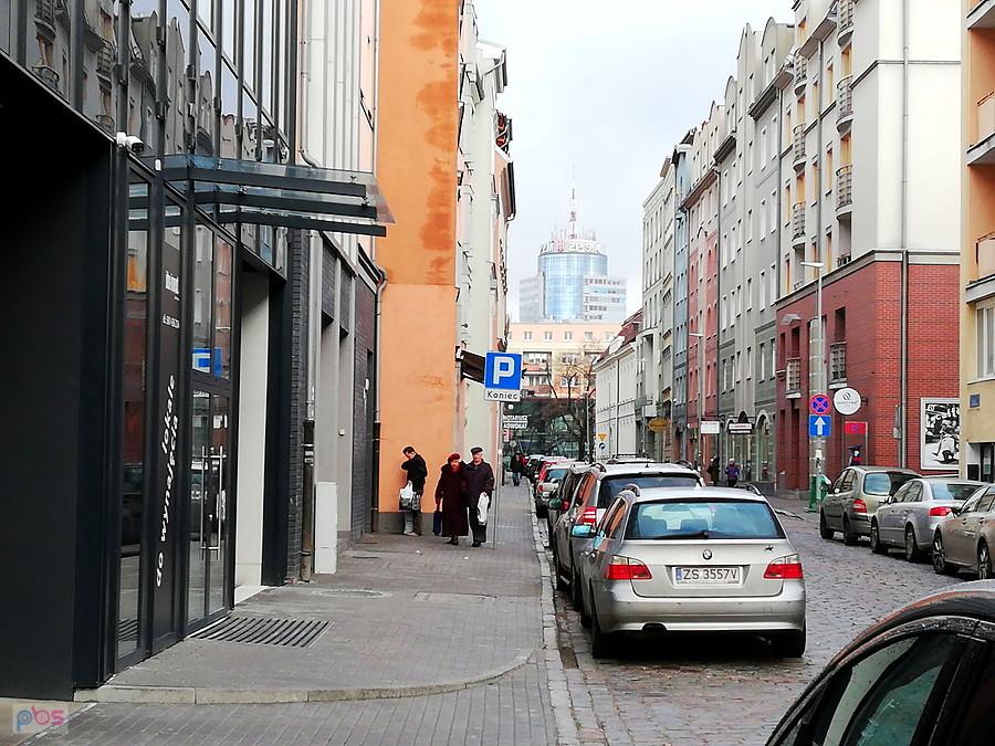 Ulica Tkacka 10 grudnia 18 r. w południe.