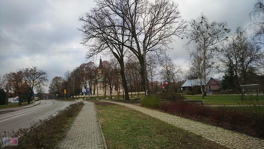 Zaborów - kapliczka i kościół