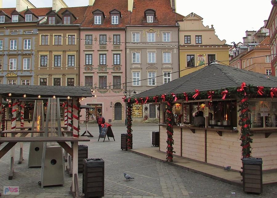 Kramy z grzanym winem czekają na turystów