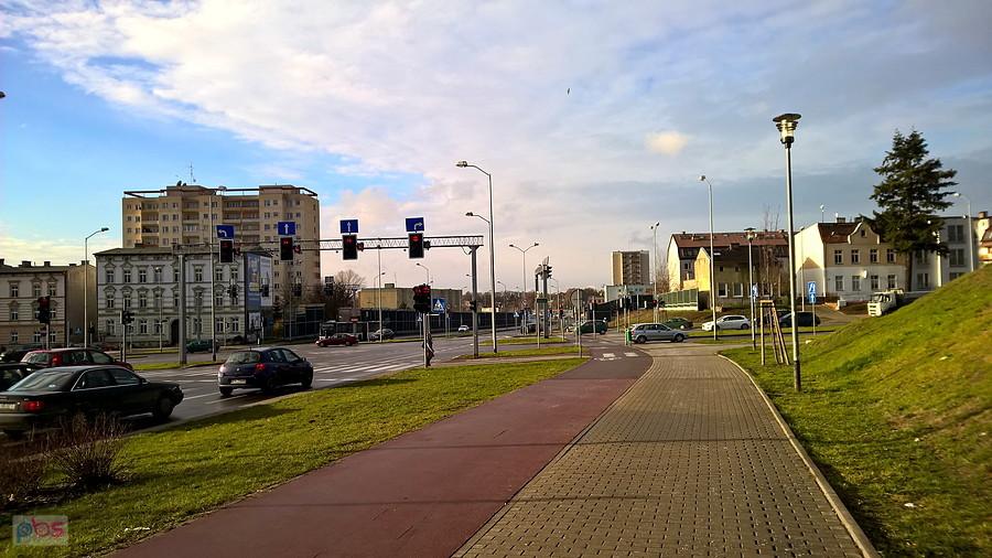 Ulica Przyjaciół Żołnierza w grudniowych promienia słońca.