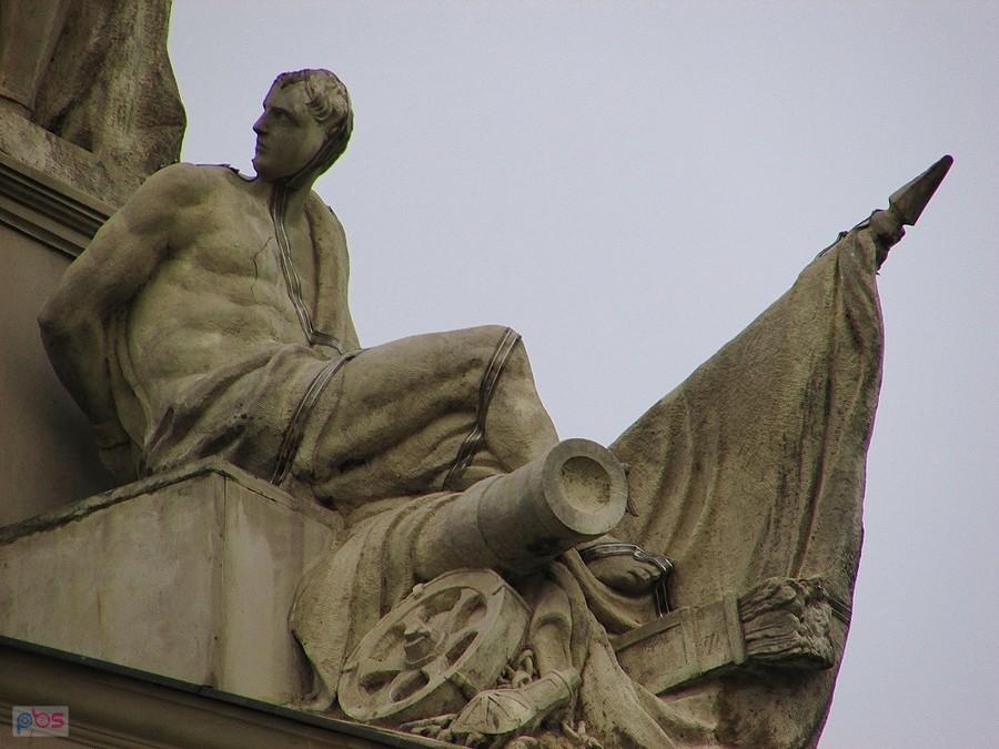 Pałac Krasińskich - jedna z rzeżb wieńczących tympanon z fasady ogrodowej