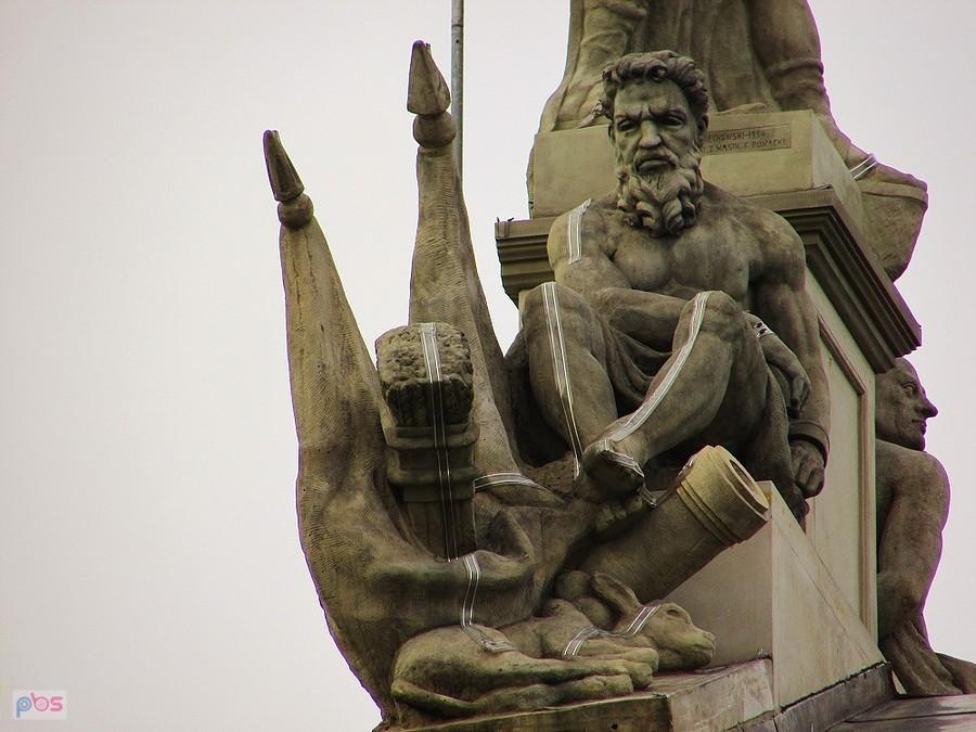 Pałac Krasińskich - rzeżba na fasadzie frontowej