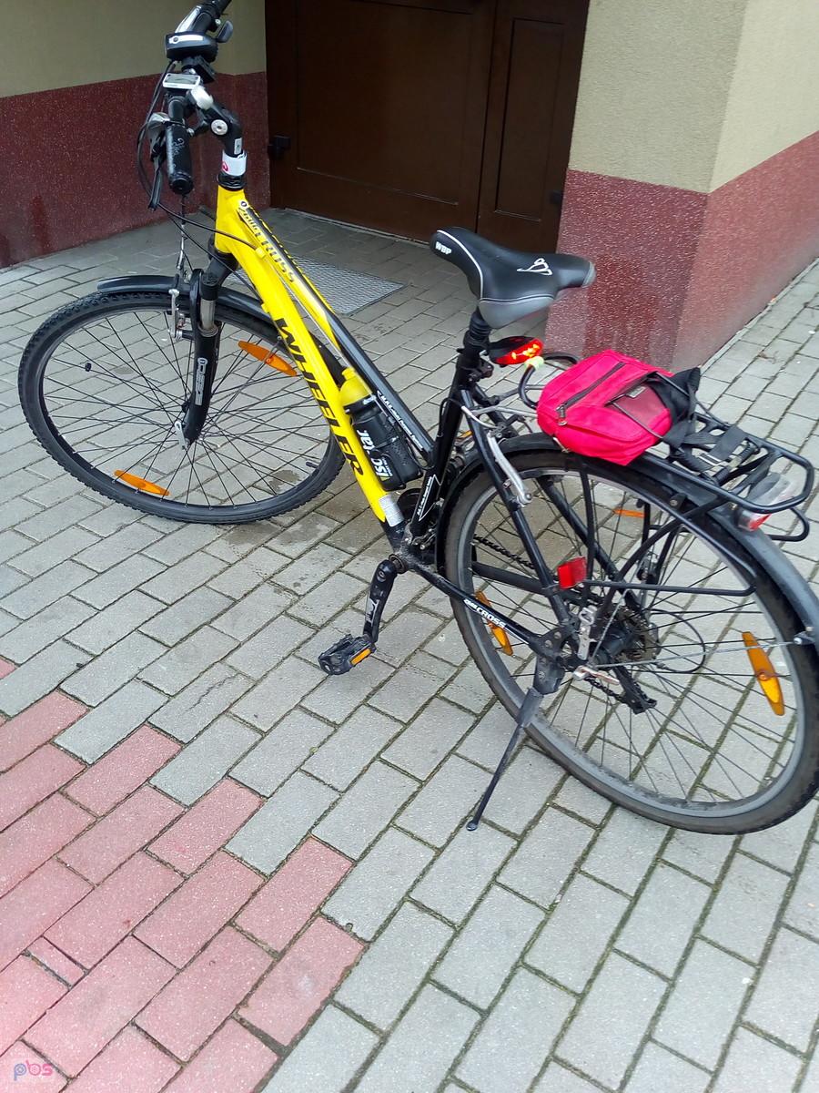 Żółty rower z torbą na bagażniku