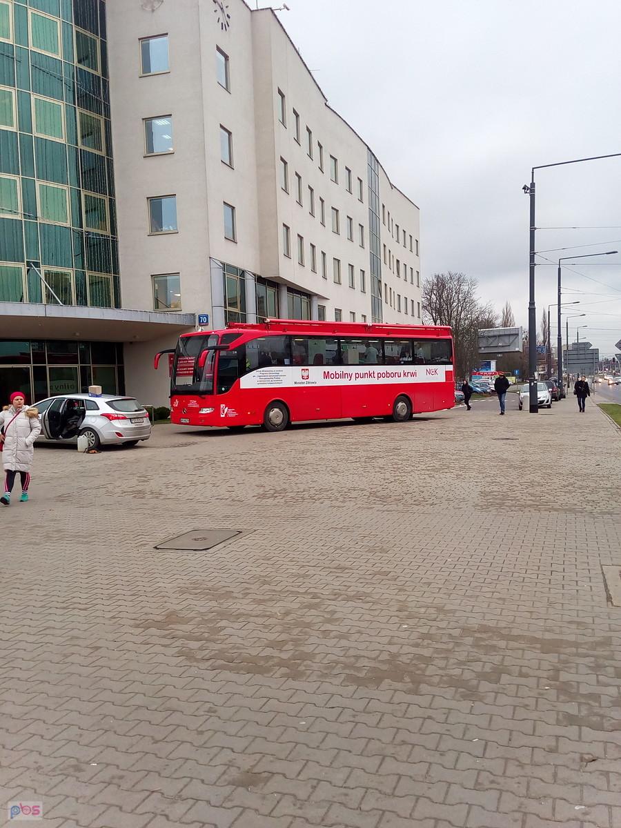 Autobus, w którym pobierają krew