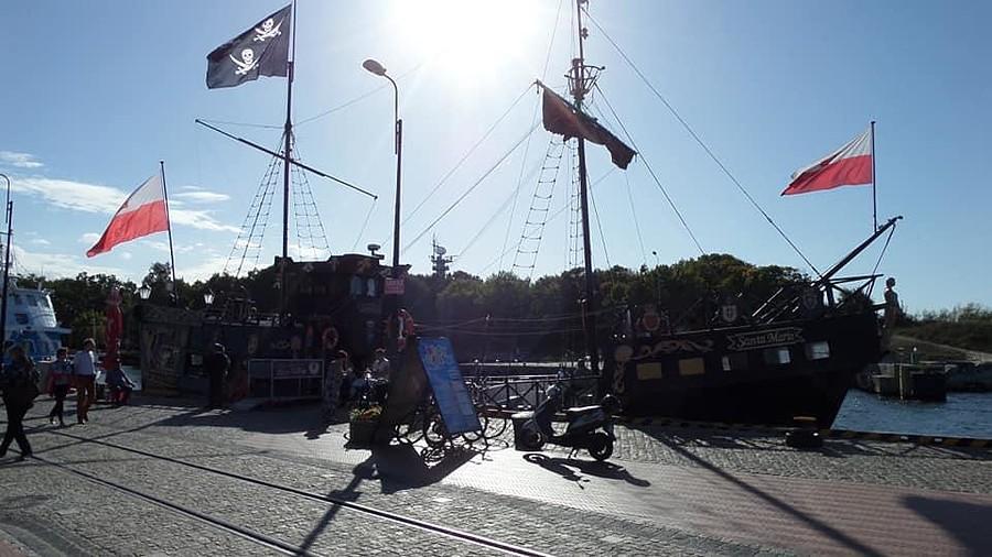 Port w Kołobrzegu i Santa Maria na której można po pływać.