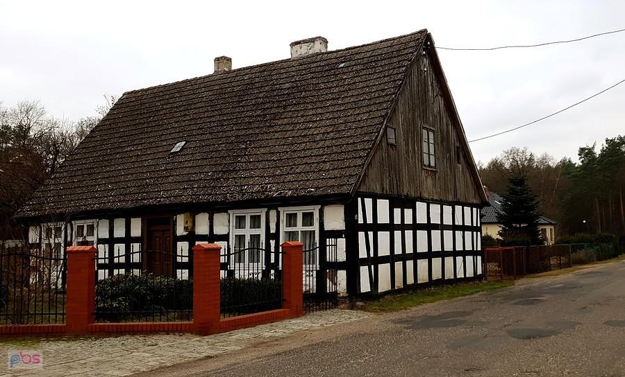 BOLECHOWO (niem.Diedrichsdorf) Dom o konstrukcji szkieletowej.
