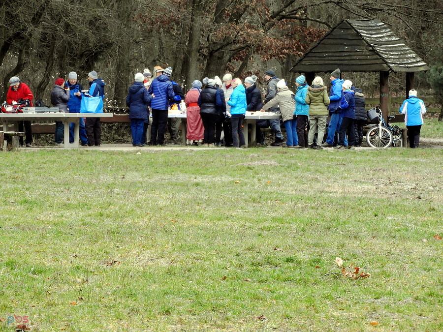 W grudniowy poranek na Polanie Sportowej.
