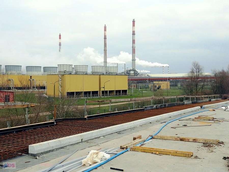 Chociaż to niedziela, to kominy Azotów dymią jak zwykle.