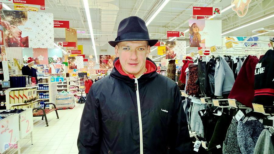 Kuba dla żartu przymierza kapelusz w Auchan - czy pasuje ?