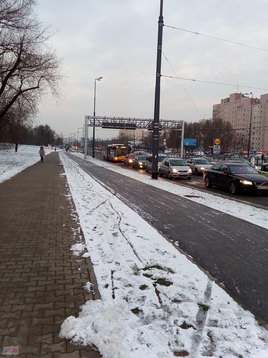 Czysty chodnik, oblodzona ddr