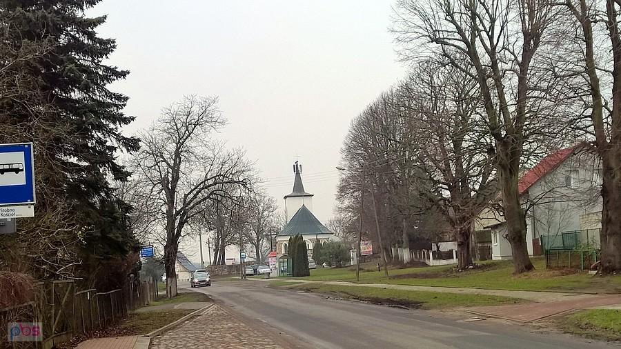 Ulica Szeroka i miejscowy kościół.