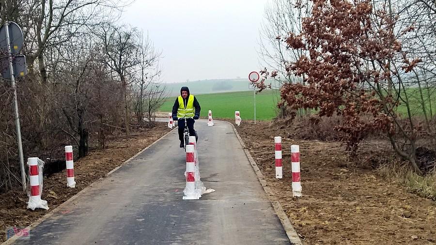 Kuba na skraju ścieżki rowerowej Karwowo - Warnik.
