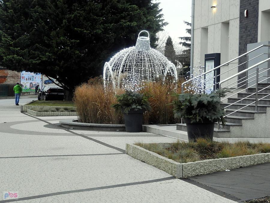 Centrum miejscowości Dobra - przed biurem administracji.