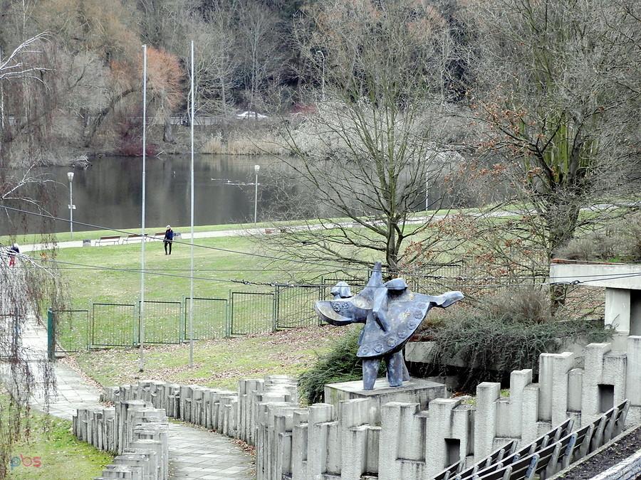 Fragment parku Kasprowicza w świąteczny poranek.