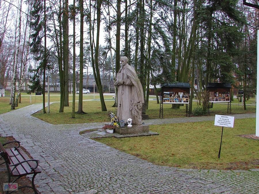 Pomnik ojca Stanisława Papczyńskiego na Mariankach
