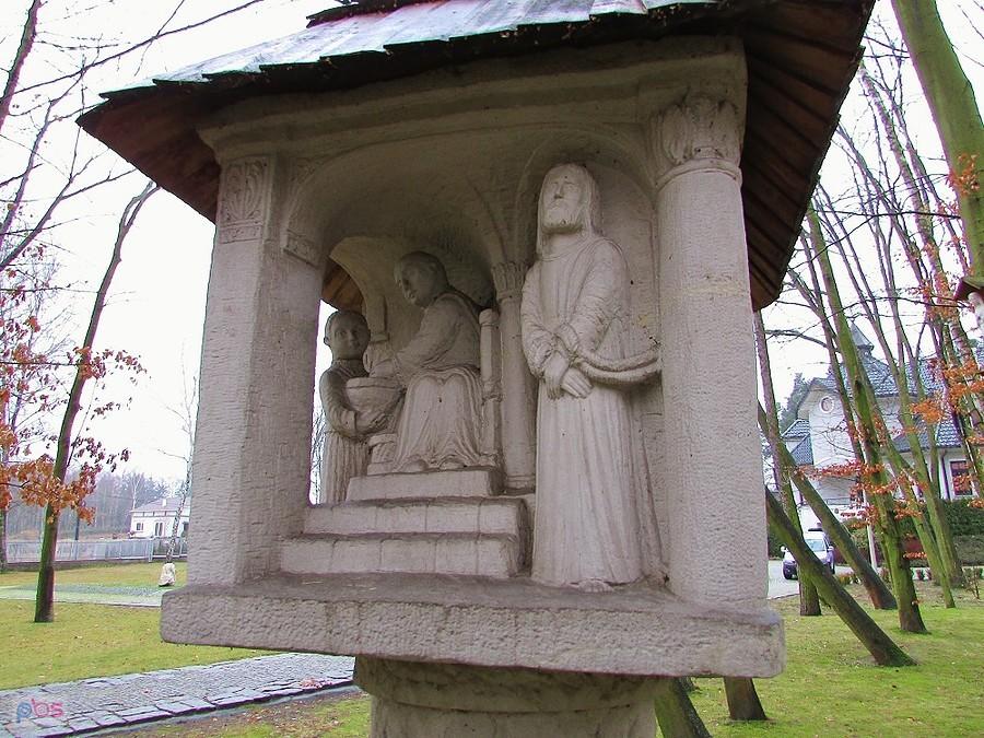 Jedna ze stacji drogi krzyżowej autorstwa Hanny Grocholskiej