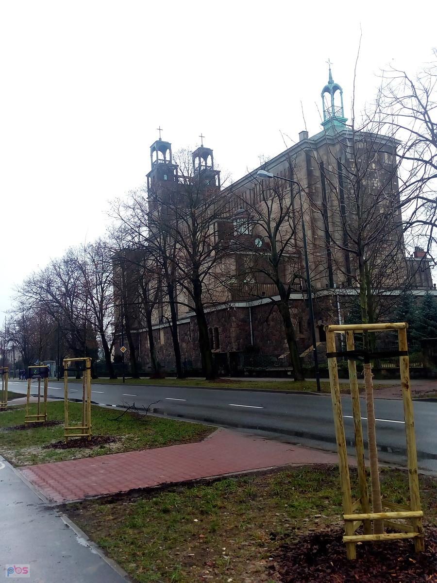Ogromny kościół na Chrościckiego