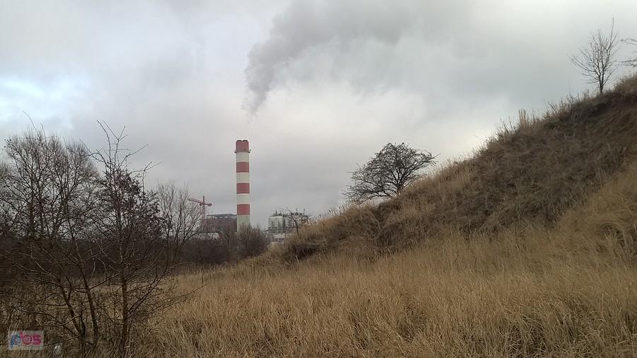 Ach te dymiące kominy - tu szczecińska elektrownia.