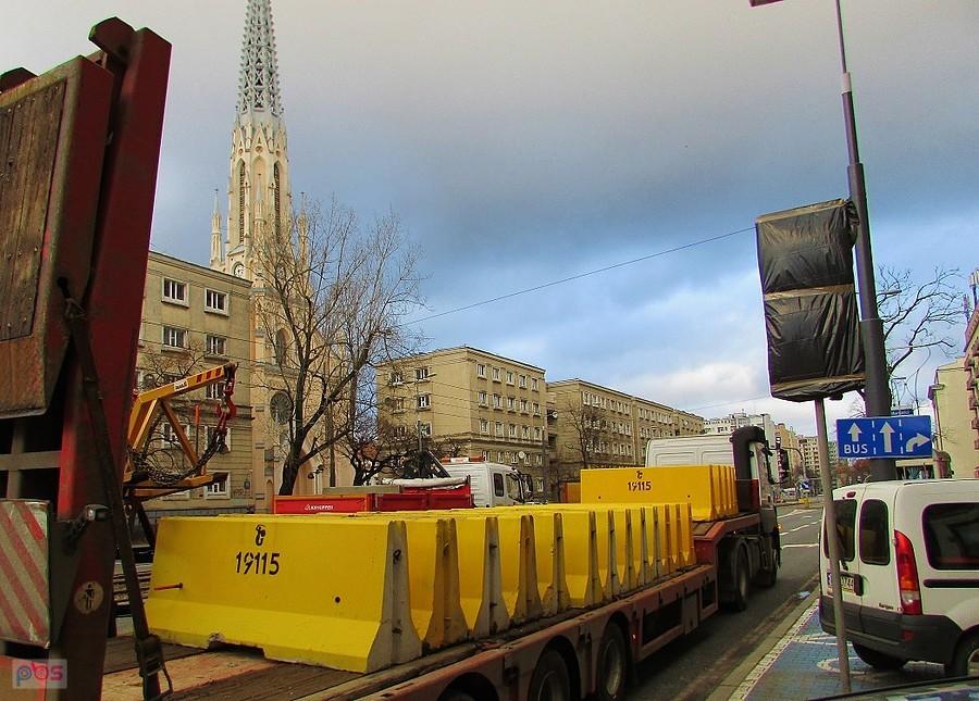 W al. Solidarności ustawiają sylwestrowe betonowe blokady