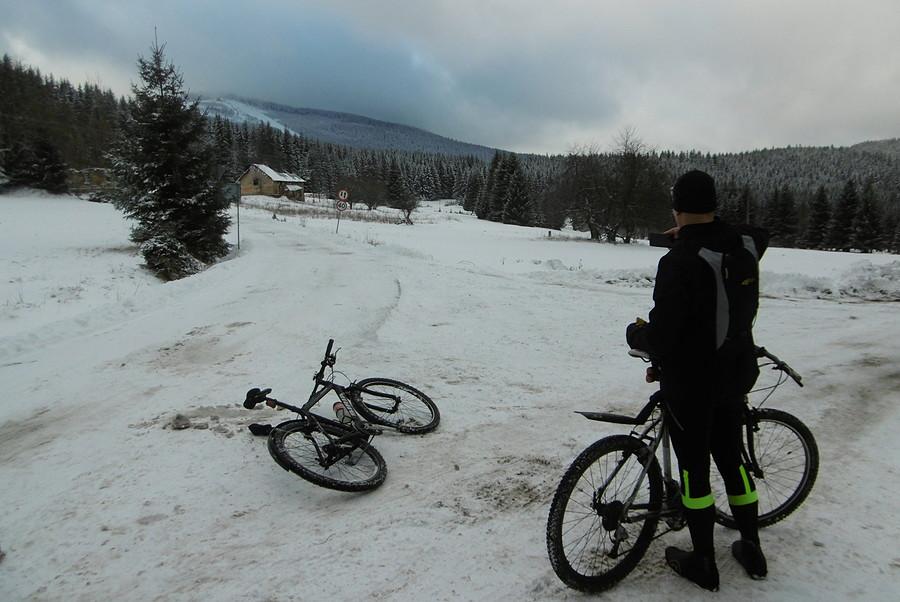 Krzyżówka na Janowej Górze (840 m). Tam w oddali Czarna Góra