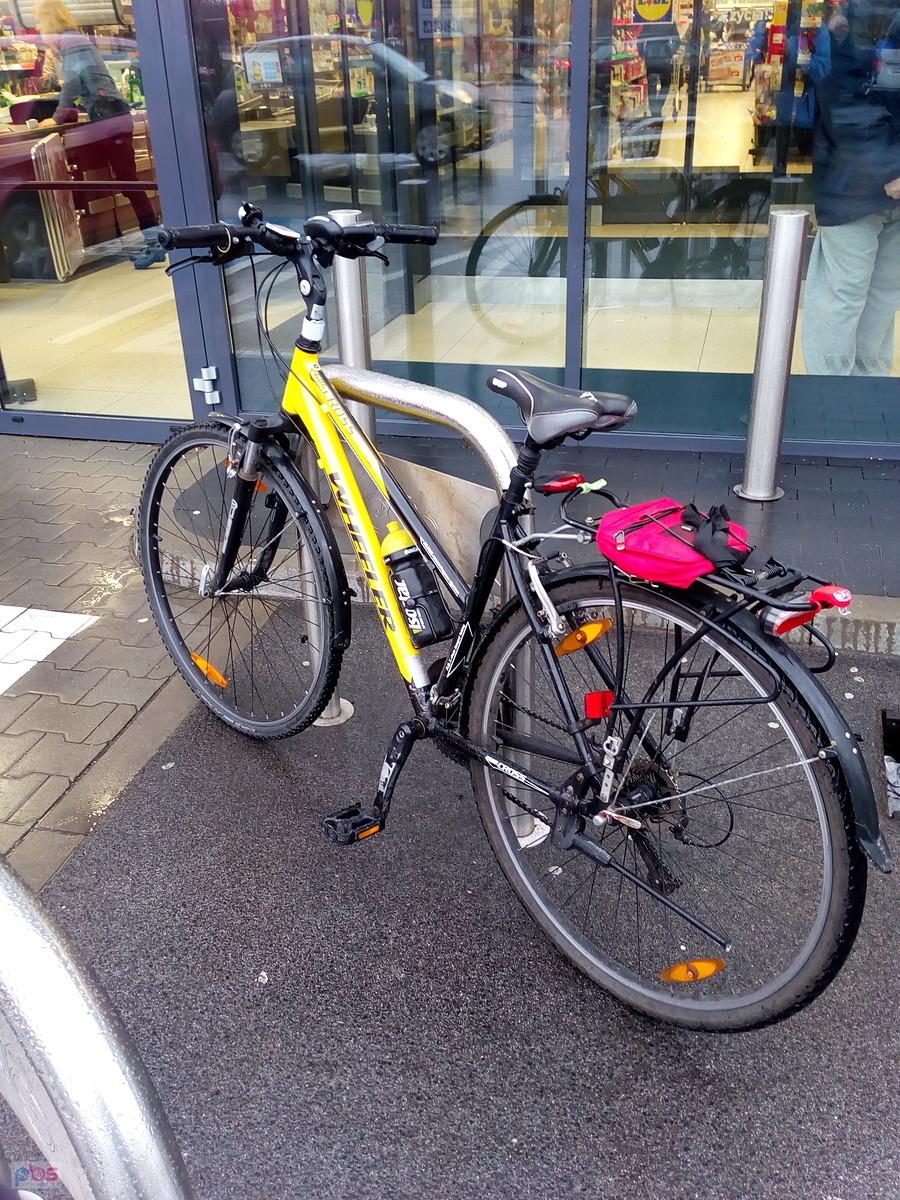 Na parkingu pod sklepem