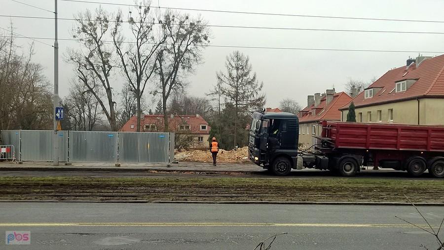Jeszcze kilka dni temu stał tu budynek z sąsiedniego zdjęcia. Obok wiaduktu Łękno.