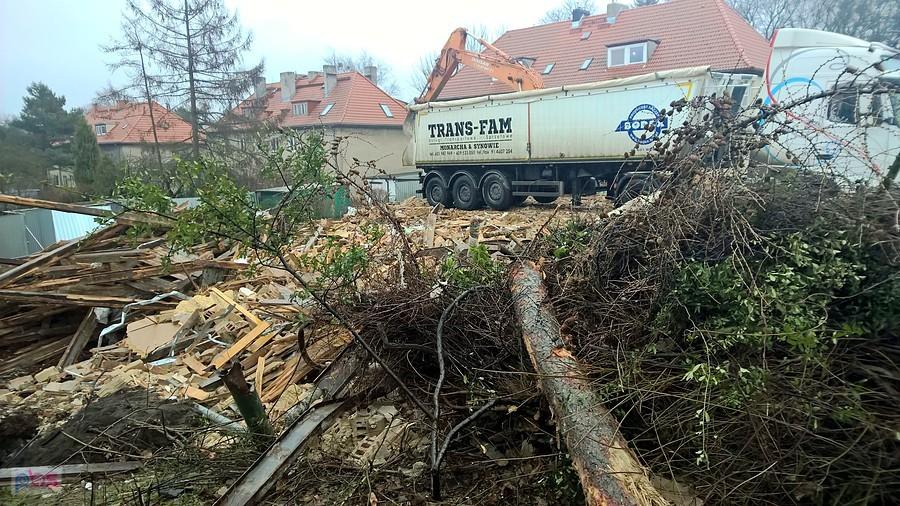 Sterta gruzów po wyżej wspomnianym obiekcie.