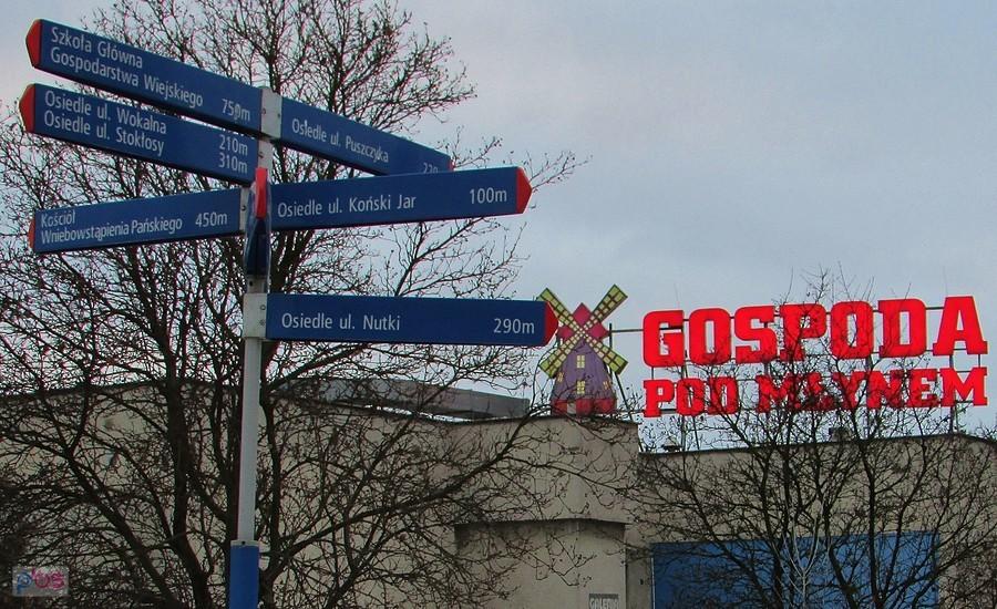 Drogowskazy przy Młynie