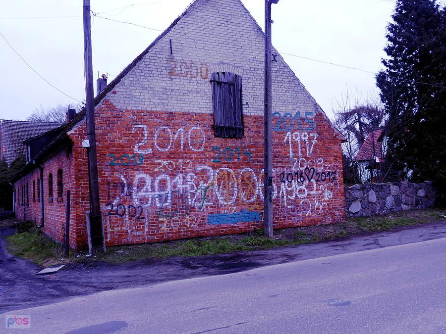 Ściana tanowskiej stodoły - brak aktualnego rocznika.