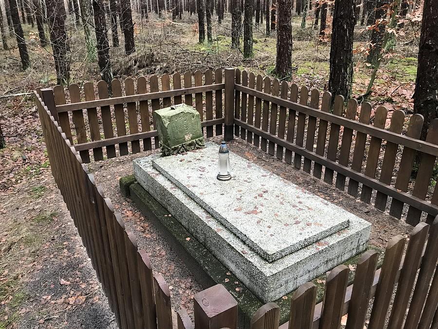 Grób rodziny Raychów dawnych właścicieli tych ziem