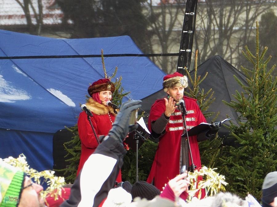 Orszak Trzech Króli - konferansjerzy na scenie na placu Piłsudskiego