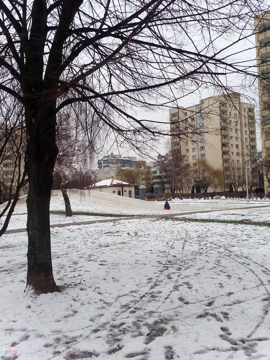 Śniegu nie jest dużo, ale dzieci i tak się cieszą
