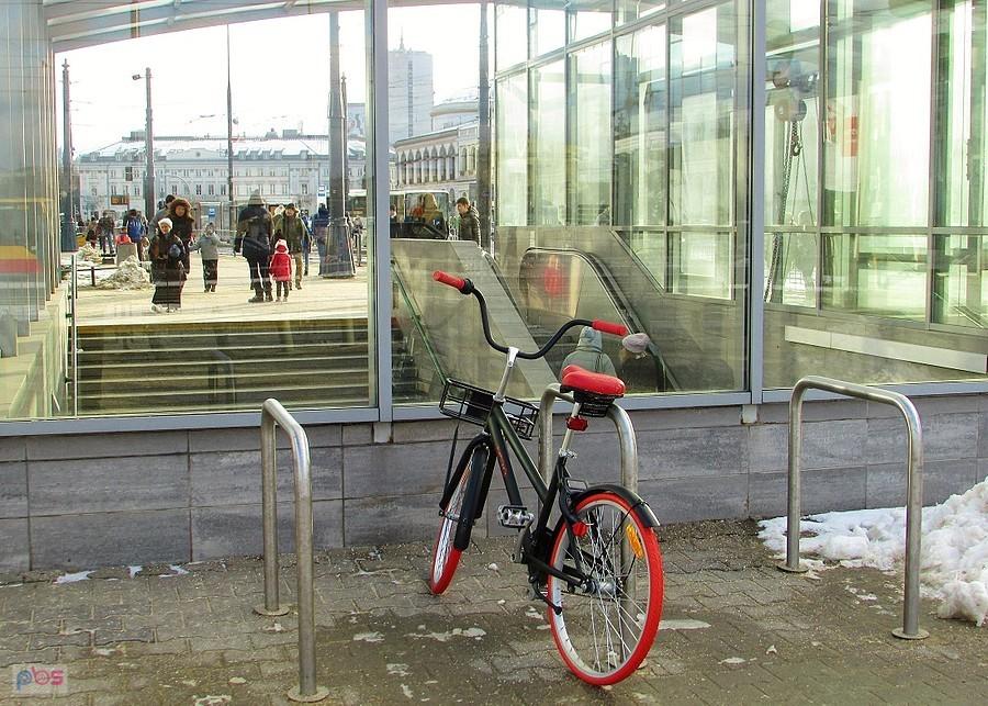 Samotny Acro Bike przy wejściu do stacji metra Ratusz-Arsenał.