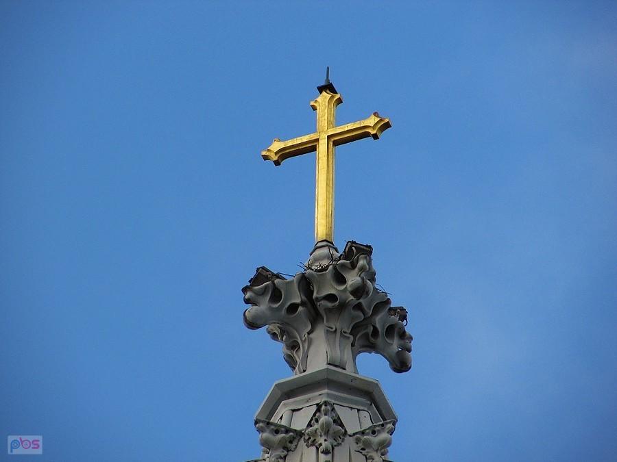 Krzyż na kwiatonie wieńczący wieżę kościoła ewangelicko-reformowanego