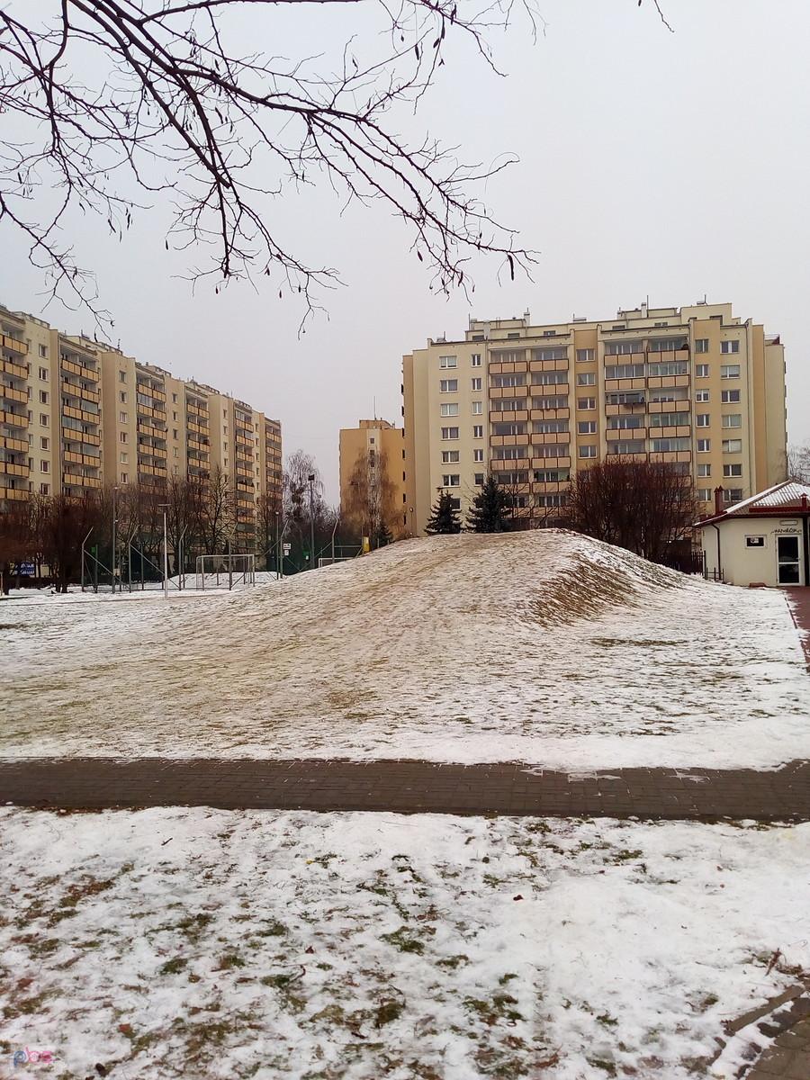 Na górce śnieg mocno zjeżdżony przez dzieci