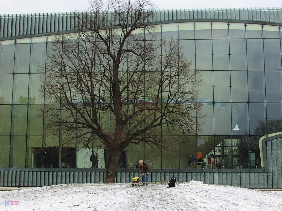 Przed Muzeum Historii Żydów Polskich POLIN
