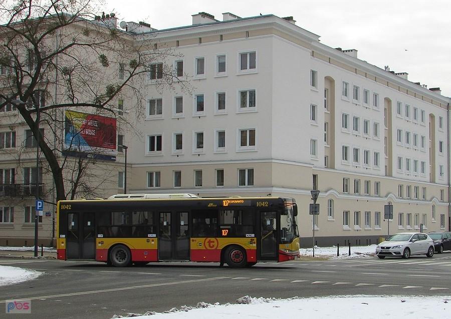 Autobus linii 107 na rogu Smoczej i Dzielnej